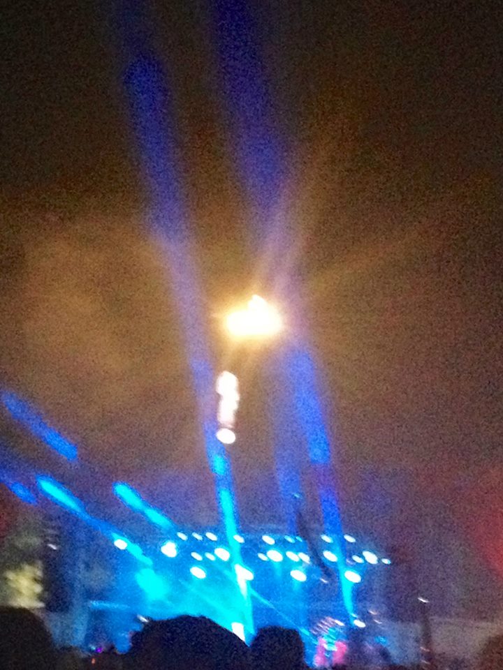 TOOT TOOT! Why, yes, that is R. Kelly high above Which Stage.  BEEP BEEP!